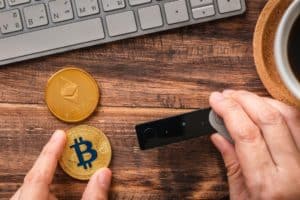 Crypto hardware wallet: a solution to avoid memorizing the seed phrase