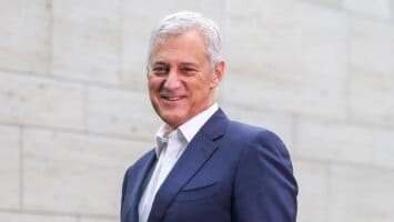 Standard Chartered predicts Bitcoin will hit 0,000 in November